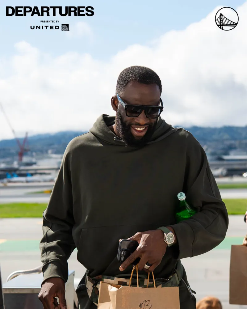 足球直播-连续客场！勇士官方晒球员登机照，明日将对阵西部第三火箭